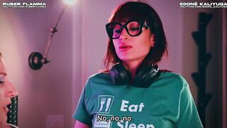 Il tecnico del suono interrompe la live per un microfono più grande e tutto si trasforma in sesso lesbico selvaggio in diretta