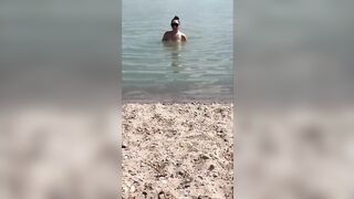 Юлия приглашает только что познакомившегося мужчину к себе домой.