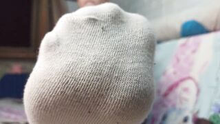 КУКОЛД ПОВ ЛИЖИ МОИ ГРЯЗНЫЕ НОСОЧКИ. ЭВЕЛИНА РОУЗ