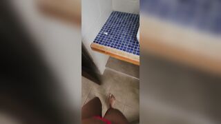 El hermano de mi novio me folla el culo y me da toda su leche en mi boca escondidos en el baño