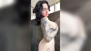Tattooed butt shakes underneath hawt shower spray