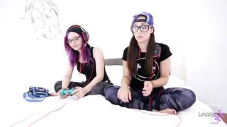 Lezzie BFF - 2 Lesbo Sweethearts Play Fortnite