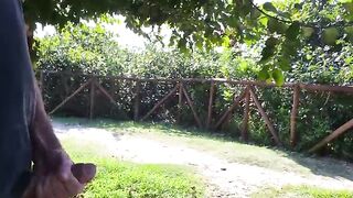 Risky tugjob for a hawt chick in the park!