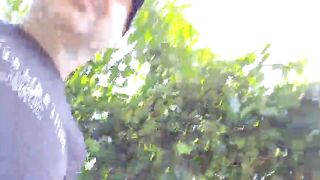 Risky tugjob for a hawt chick in the park!