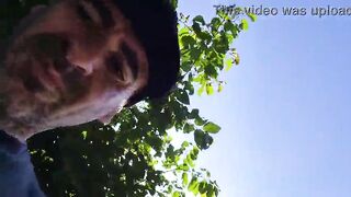 Risky tugjob for a hawt chick in the park!