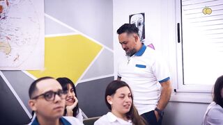 un lugar diferente donde los mayores que no pudieron terminar antes tienen una segunda oportunidad. Pero bajo la estricta mirada del director Palacios