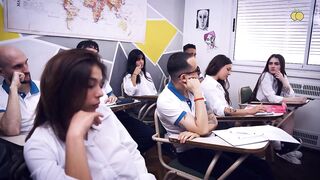 un lugar diferente donde los mayores que no pudieron terminar antes tienen una segunda oportunidad. Pero bajo la estricta mirada del director Palacios