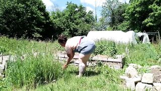 big beautiful woman Wife Barefoot Garden - Slimy Feet, Lift & Carry, Footjob