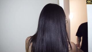 Visita inesperada: El novio de mi'miga llega a medianoche a coger con ella