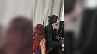 Esposa traindo marido com tecnico ao lado do corno!
