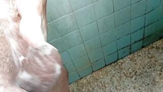 Vergon en la ducha tocando su enorme polla