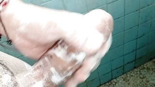 Vergon en la ducha tocando su enorme polla