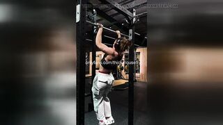Muscle Mamma Pull-Up: Virgin Vagina Flash Gym Live