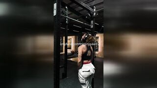 Muscle Mamma Pull-Up: Virgin Vagina Flash Gym Live