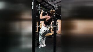 Muscle Mamma Pull-Up: Virgin Vagina Flash Gym Live
