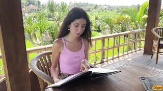 Hotty Asks Waiter to Cover Her Face with Cum in Public Cafe to Eat Burger