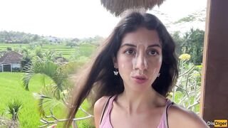 Hotty Asks Waiter to Cover Her Face with Cum in Public Cafe to Eat Burger