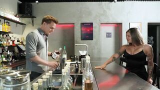 No Money? Hotty's Wild Strategy to Get Free Drinks from the Bartender