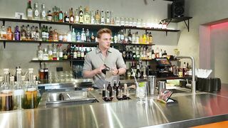 No Money? Hotty's Wild Strategy to Get Free Drinks from the Bartender
