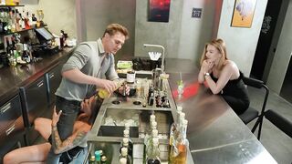 No Money? Hotty's Wild Strategy to Get Free Drinks from the Bartender