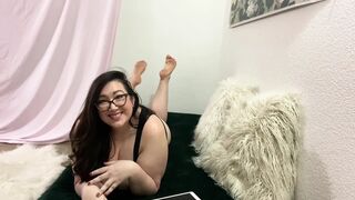 Cum on Jayne's nice-looking soles