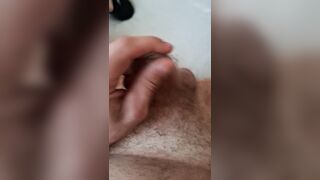 Sex-toy im Arsch und schön den kleinen Schwanz wichsen