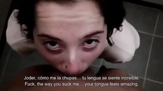 Amigos escondidos en el baño - Lame culo, oral-sex y corrida en la boca