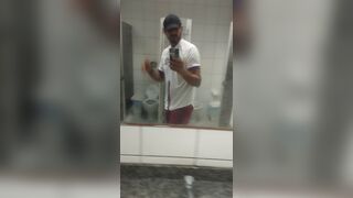 no banheiro do Atacadão