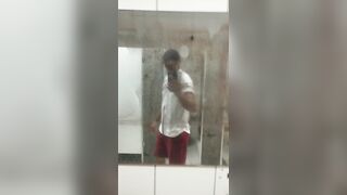 no banheiro do Atacadão