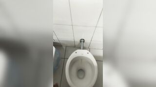 no banheiro do Atacadão