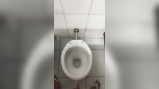 no banheiro do Atacadão
