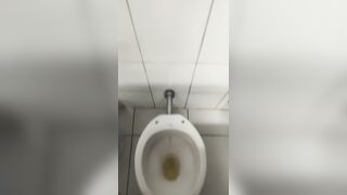 no banheiro do Atacadão