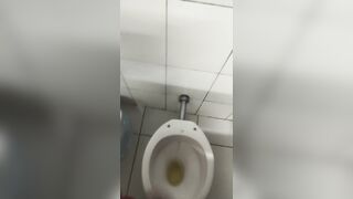 no banheiro do Atacadão