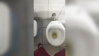 no banheiro do Atacadão