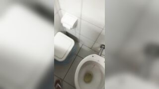 no banheiro do Atacadão