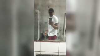 no banheiro do Atacadão