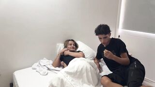 Le doy una buena follada a mi madrastra mientras esta en llamada con su marido. SEXO REAL