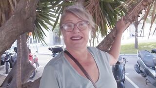 Senora Fina teaches a ebony hunk how to mastúrbate her with a satisfayer to reach an climax
