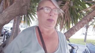 Senora Fina teaches a ebony hunk how to mastúrbate her with a satisfayer to reach an climax