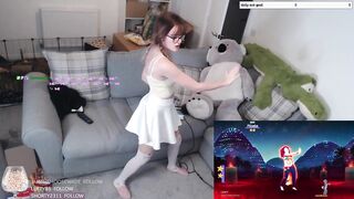 CUTE TWITCH STREAMER ANGEL DANCING TO SHAKIRA (SHYPHOEBE)