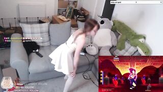 CUTE TWITCH STREAMER ANGEL DANCING TO SHAKIRA (SHYPHOEBE)