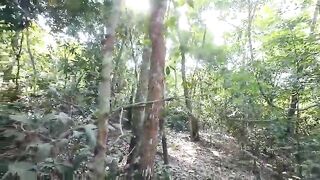 A Thai angel was walking around the forest bragging about picking mu and suddenly had to pee. 4K HD