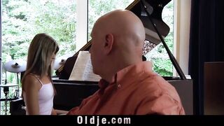 Skilfull grandpa makes slim teen trembling at orgasm