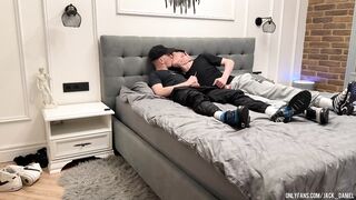 2 allies wank jointly