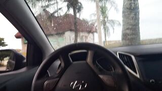 Esposa gostosona se exibindo sem calcinha e deixando um estranho tocar nela!