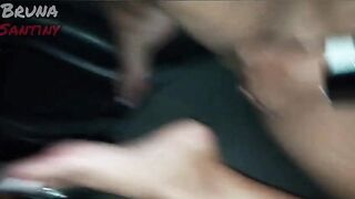 A floozy asks her ally for a ride, gets in undressed, just now goes down on his wang and asks him to screw her in the streets of Goiânia (FULL MOVIE SCENE ON RED)