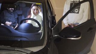 Marido leva esposa para fuder em estacionamento com desconhecido!