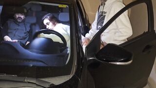 Marido leva esposa para fuder em estacionamento com desconhecido!