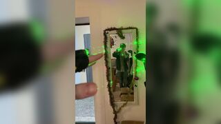 Возле зеркала лазерная рука