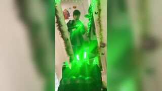 Возле зеркала лазерная рука